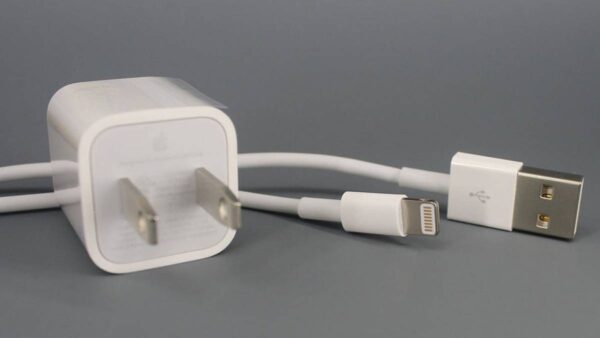 Cargador Iphone Xs 5W Completo Md814Ch/4 - Imagen 1