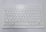 Ampliamente adecuado para Android/OS/sistemas. Teclado multifuncional con teclas completas y teclas FN multimedia. Vida útil súper larga de hasta 5 millones de clics. La batería de gran capacidad permite que este teclado funcione durante 40 horas continuas y en espera durante 60 días. Teclado mini Bluetooth