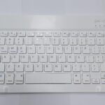 Ampliamente adecuado para Android/OS/sistemas. Teclado multifuncional con teclas completas y teclas FN multimedia. Vida útil súper larga de hasta 5 millones de clics. La batería de gran capacidad permite que este teclado funcione durante 40 horas continuas y en espera durante 60 días. Teclado mini Bluetooth