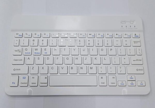 Ampliamente adecuado para Android/OS/sistemas. Teclado multifuncional con teclas completas y teclas FN multimedia. Vida útil súper larga de hasta 5 millones de clics. La batería de gran capacidad permite que este teclado funcione durante 40 horas continuas y en espera durante 60 días. Teclado mini Bluetooth