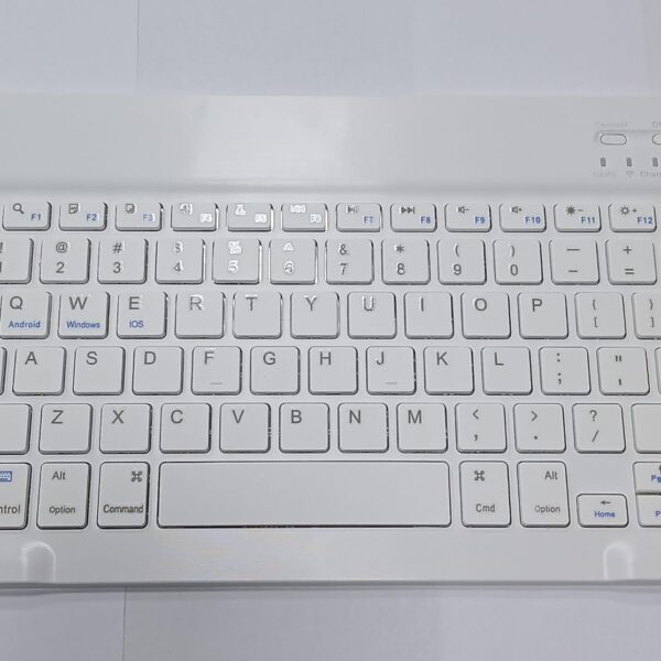 Ampliamente adecuado para Android/OS/sistemas. Teclado multifuncional con teclas completas y teclas FN multimedia. Vida útil súper larga de hasta 5 millones de clics. La batería de gran capacidad permite que este teclado funcione durante 40 horas continuas y en espera durante 60 días. Teclado mini Bluetooth